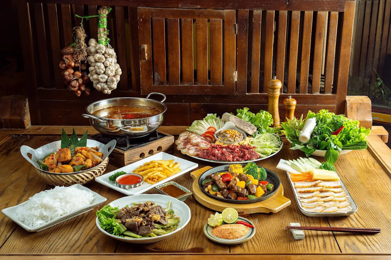 Bò Tơ Quán Mộc nổi tiếng với các món ăn được chế biến từ thịt bò non được chăn nuôi tại vùng núi Ba Vì